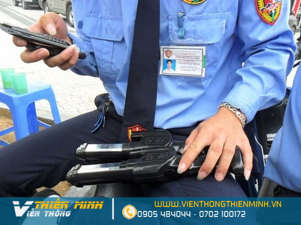 bộ đàm và những dụng cụ cần thiết của người vệ sĩ